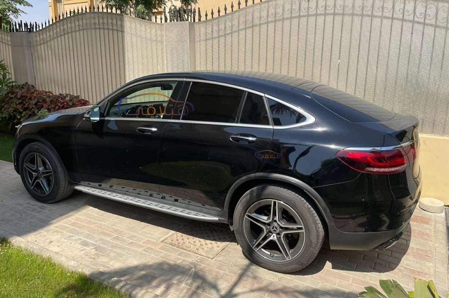 GLC 300 Mercedes أسود