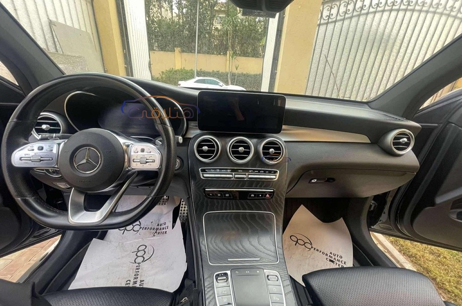 GLC 300 Mercedes أسود