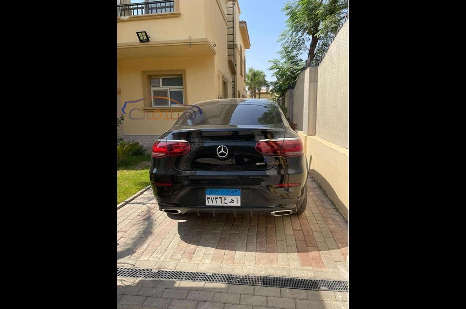 GLC 300 Mercedes أسود