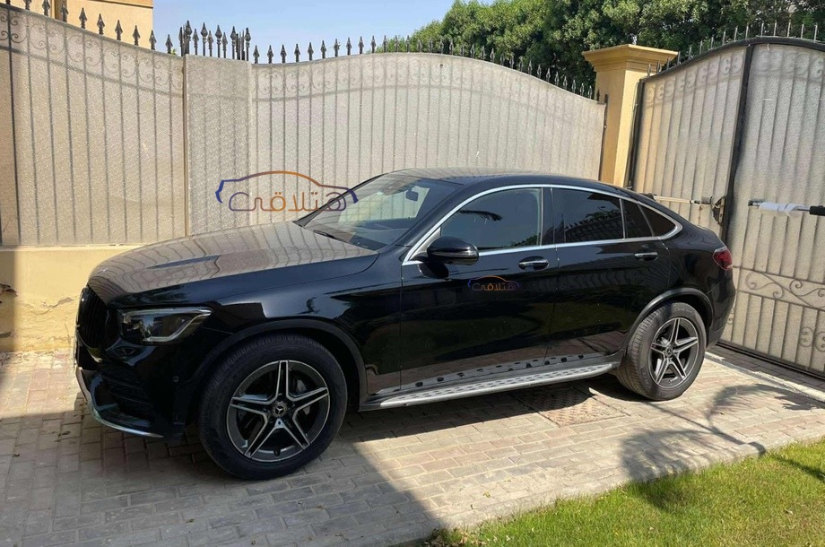 GLC 300 Mercedes أسود