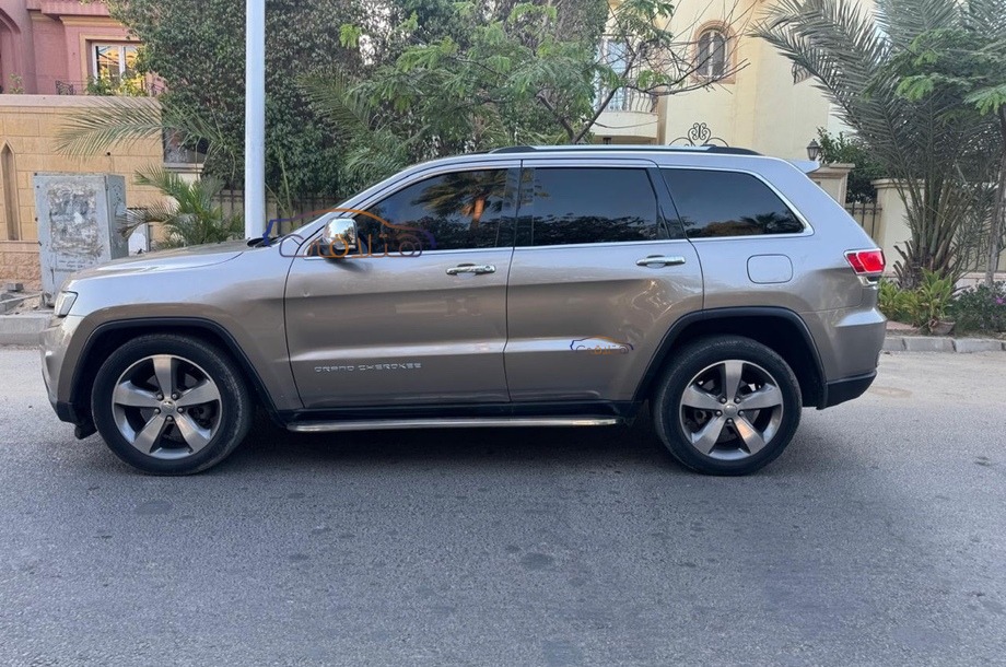 Grand Cherokee Jeep برونزي