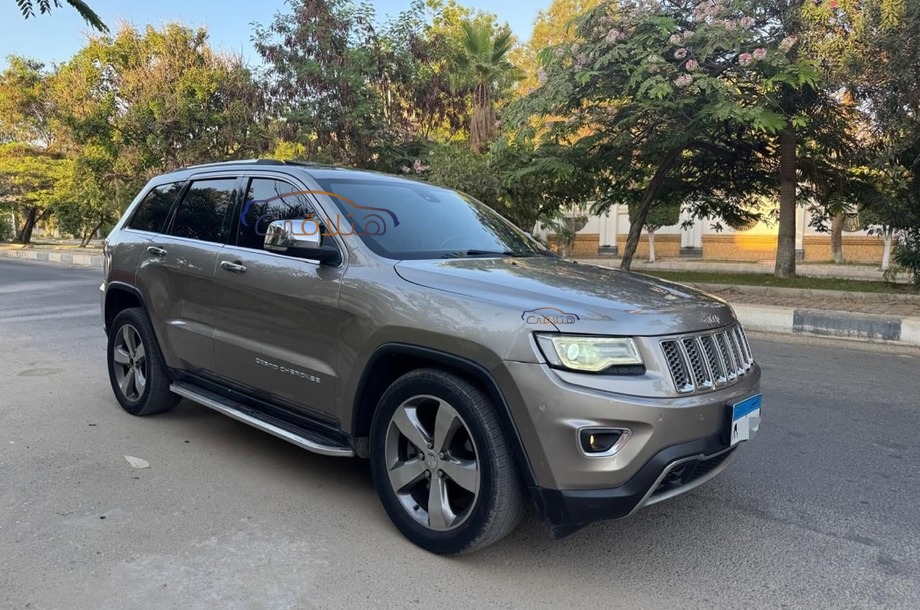 Grand Cherokee Jeep برونزي