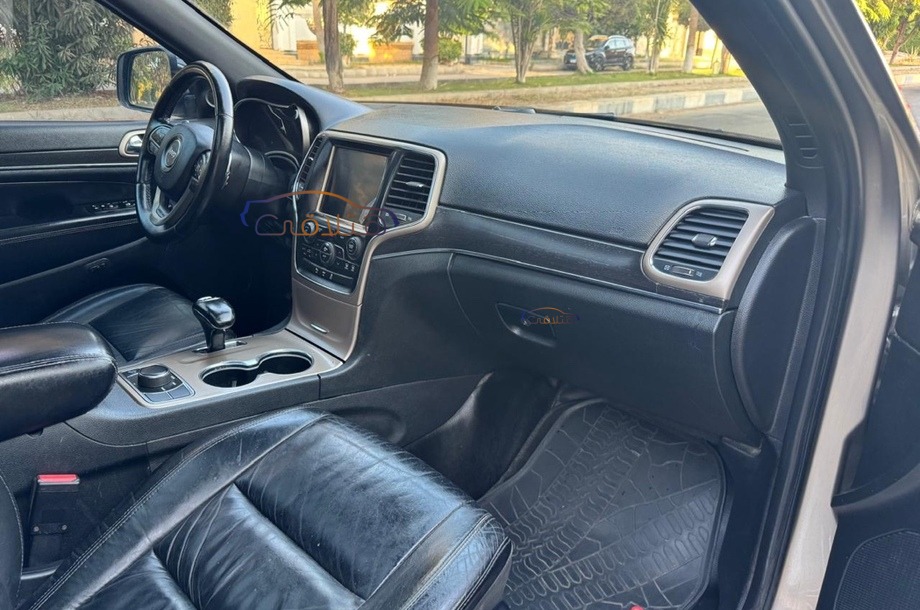 Grand Cherokee Jeep برونزي