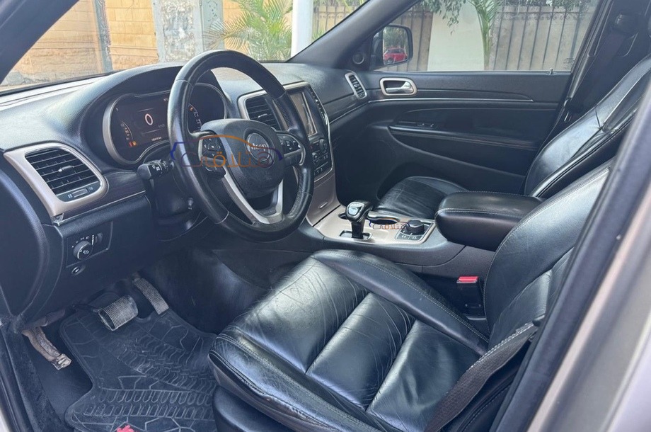 Grand Cherokee Jeep برونزي