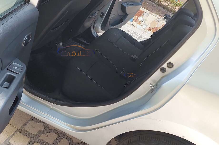 Logan Renault فضي