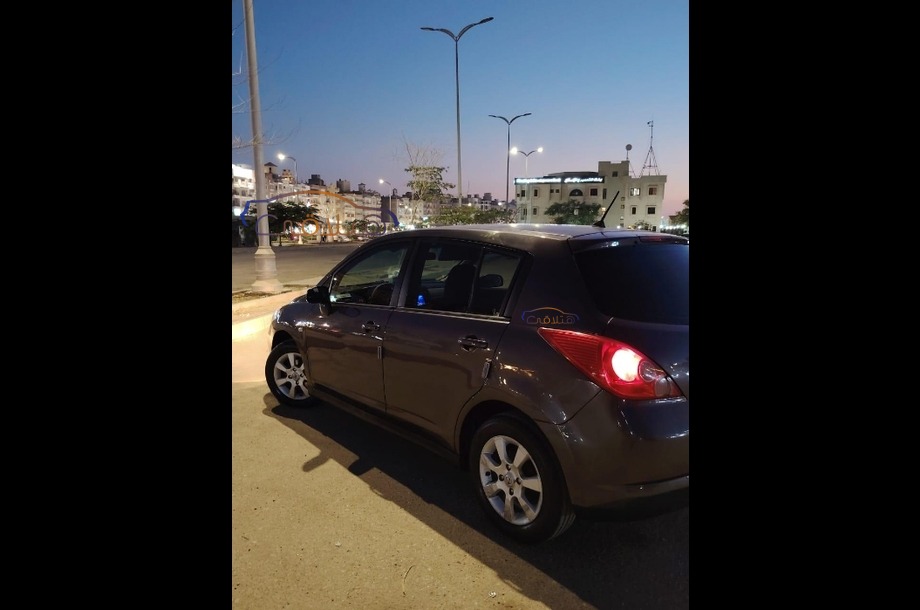 Tiida Nissan بني