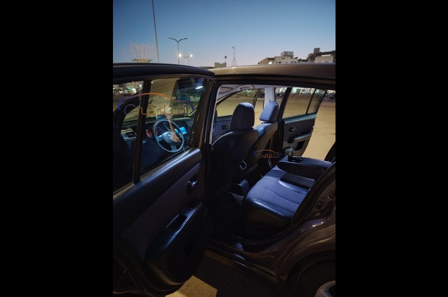 Tiida Nissan بني