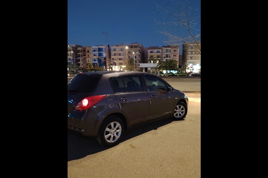 Tiida Nissan بني