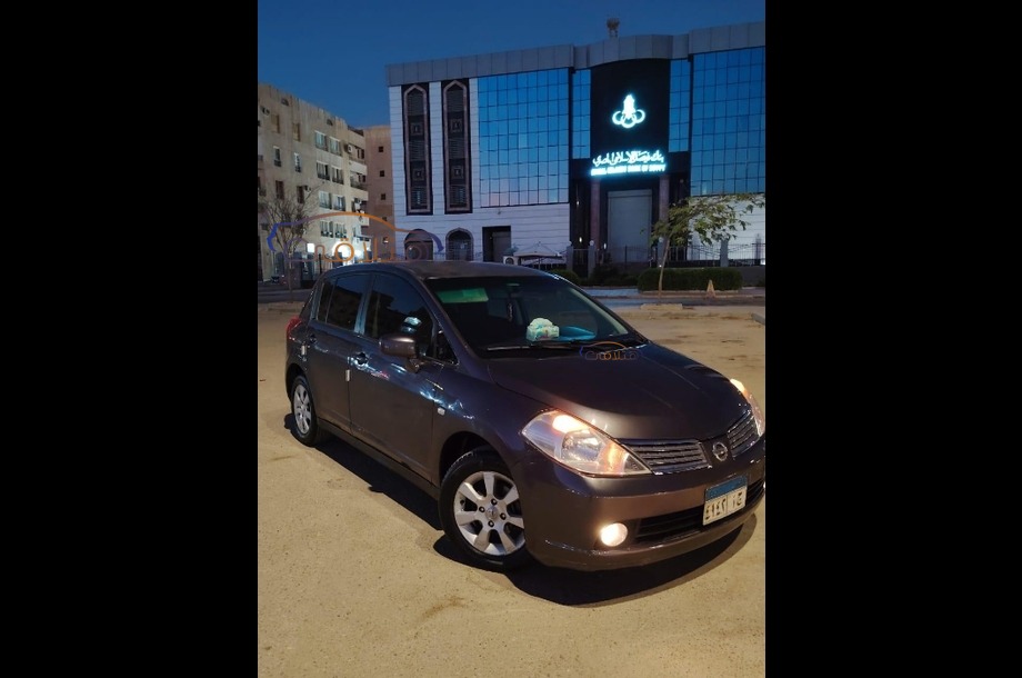 Tiida Nissan بني