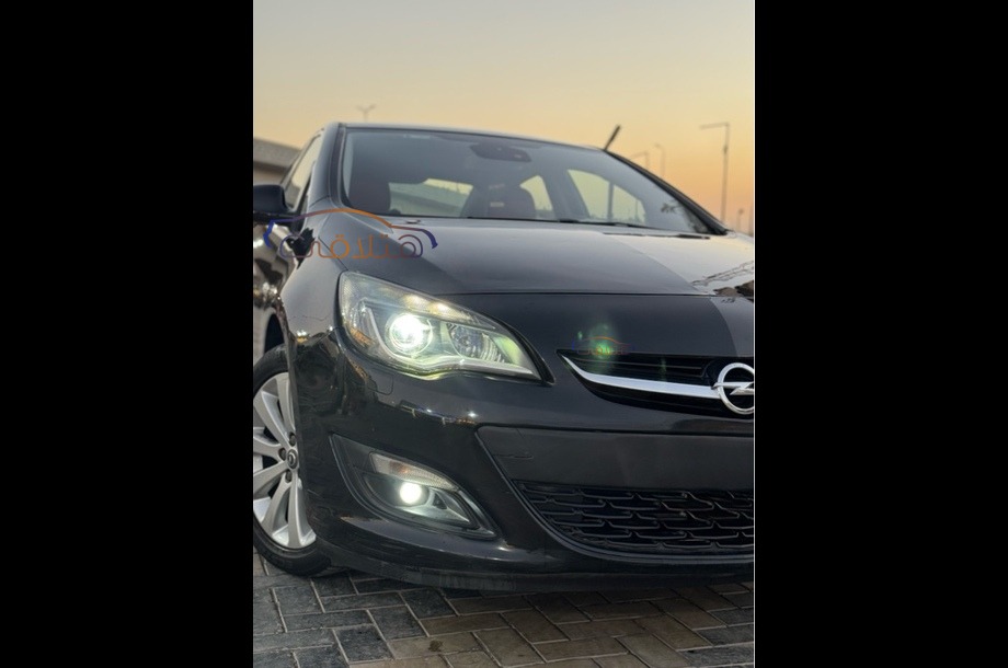 Astra Opel أسود