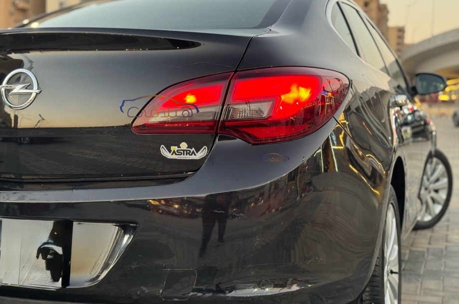 Astra Opel أسود