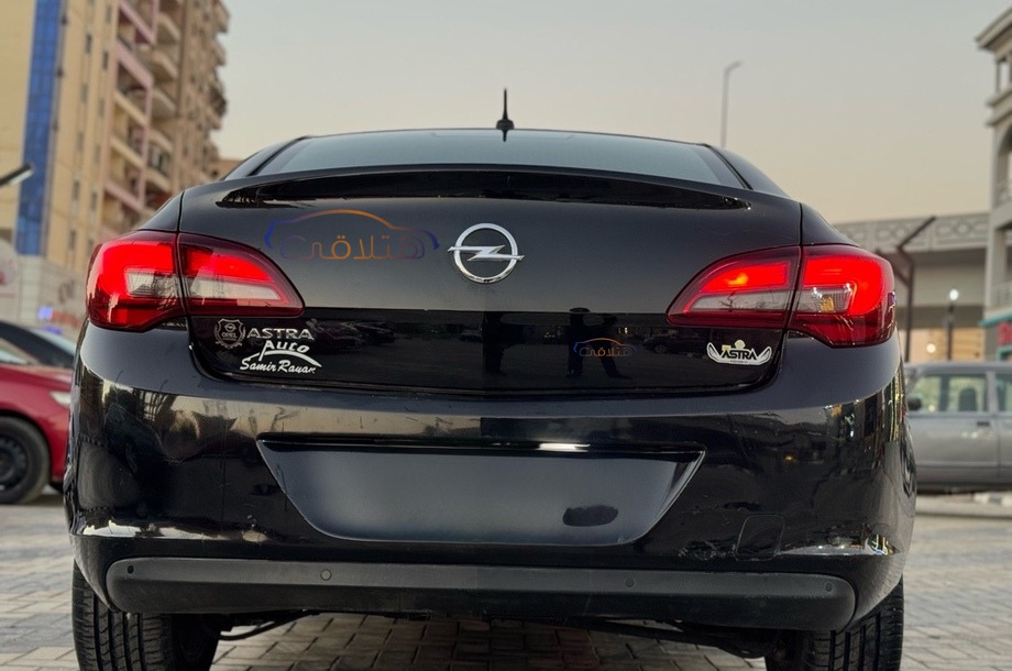 Astra Opel أسود