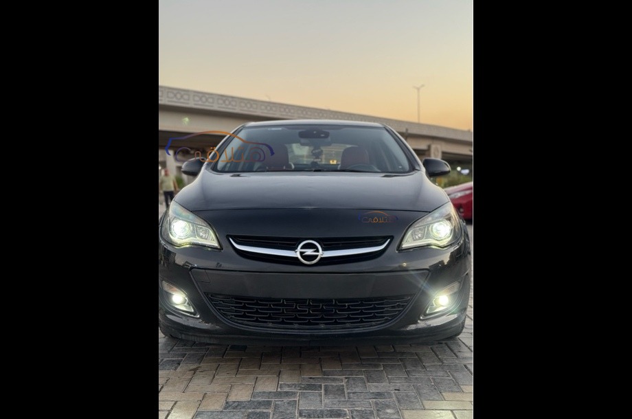 Astra Opel أسود