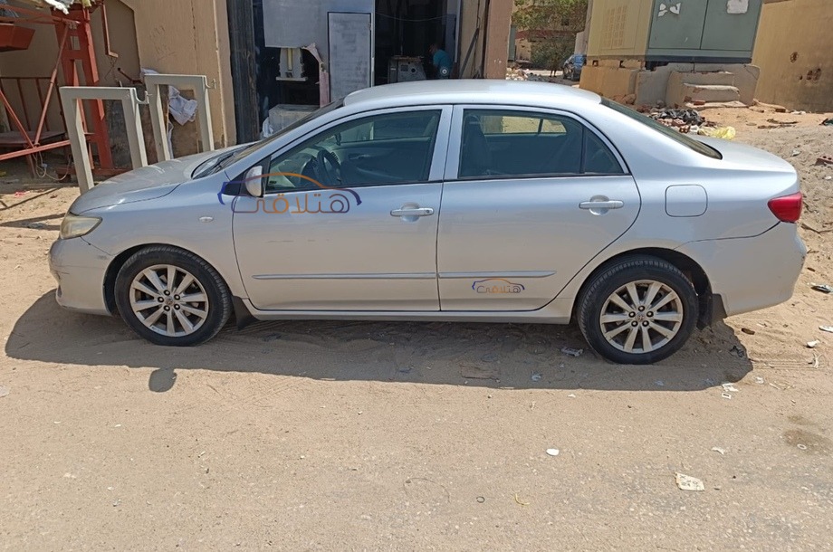 Corolla Toyota فضي