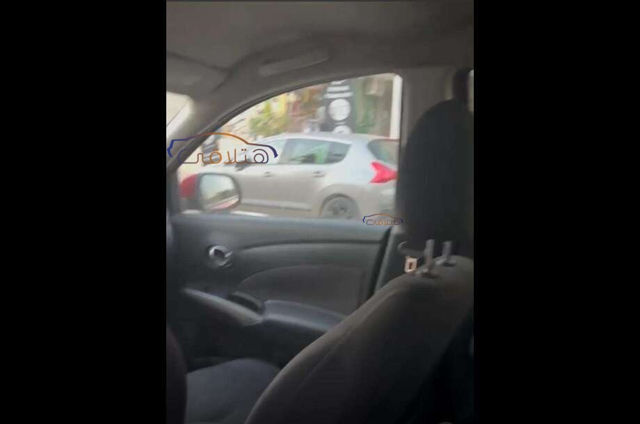 Sunny Nissan احمر