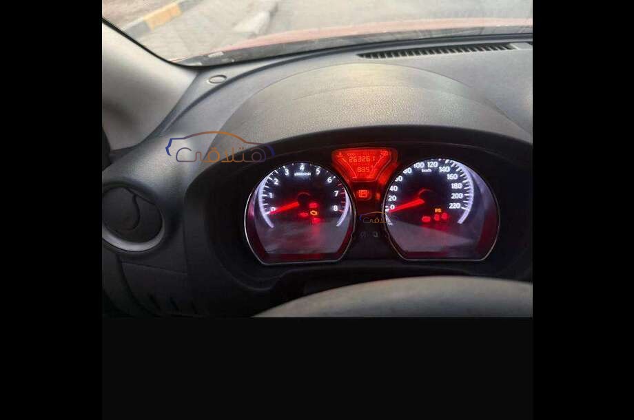 Sunny Nissan احمر