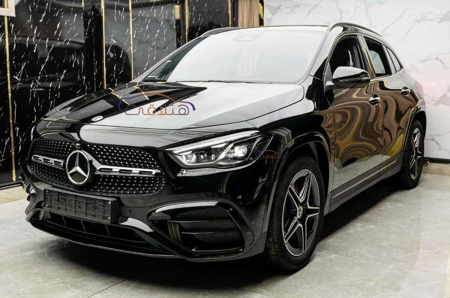 GLA 200 Mercedes أسود