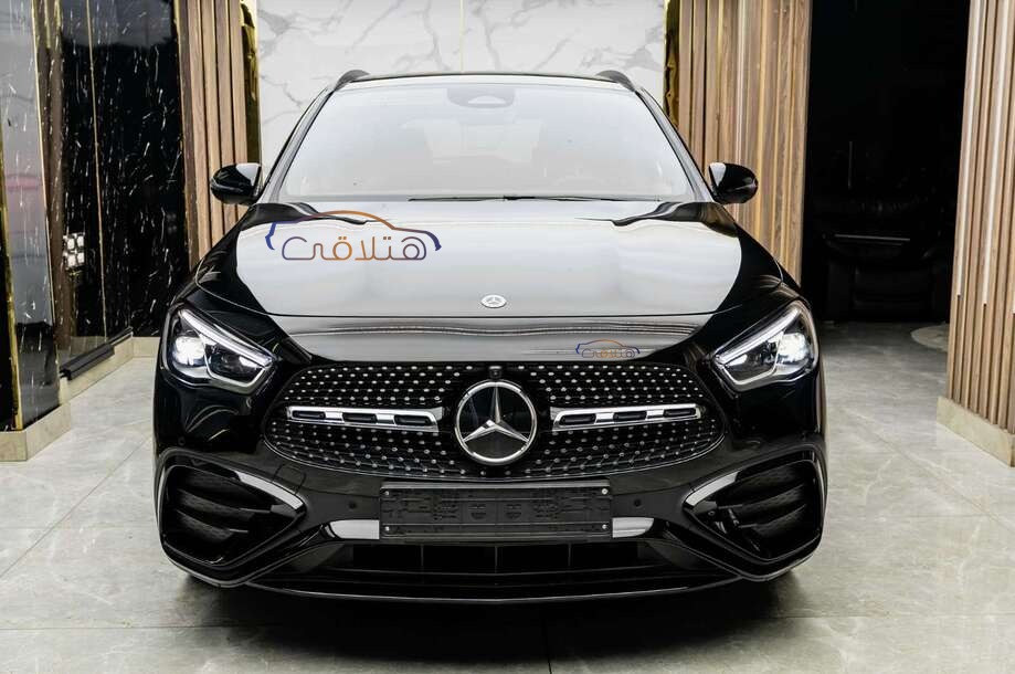 GLA 200 Mercedes أسود
