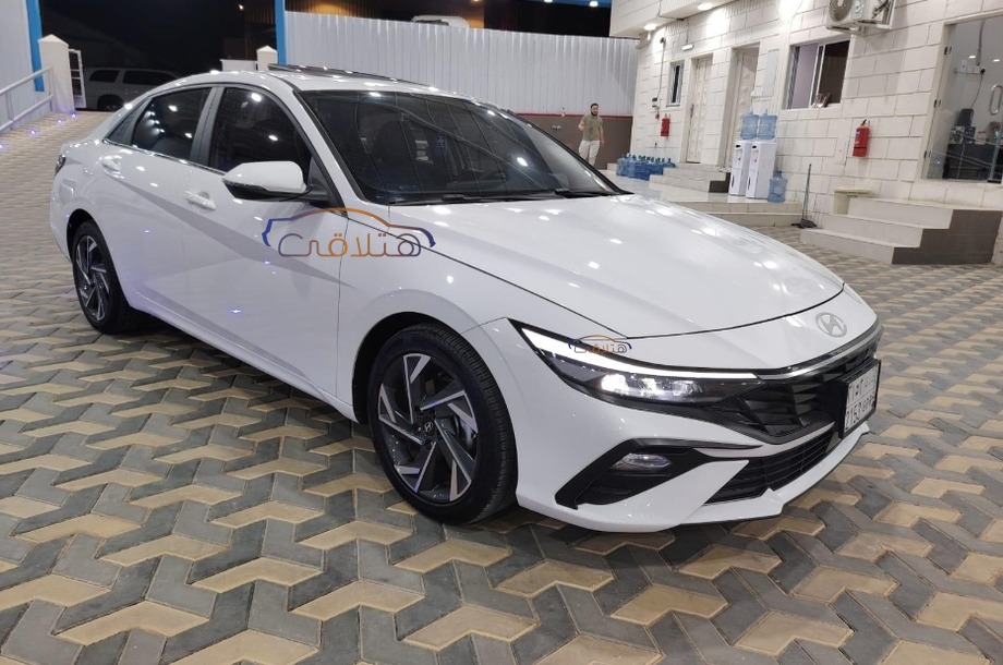 Elantra Hyundai أبيض