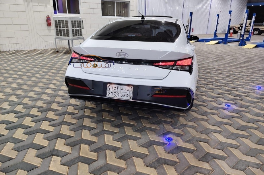 Elantra Hyundai أبيض