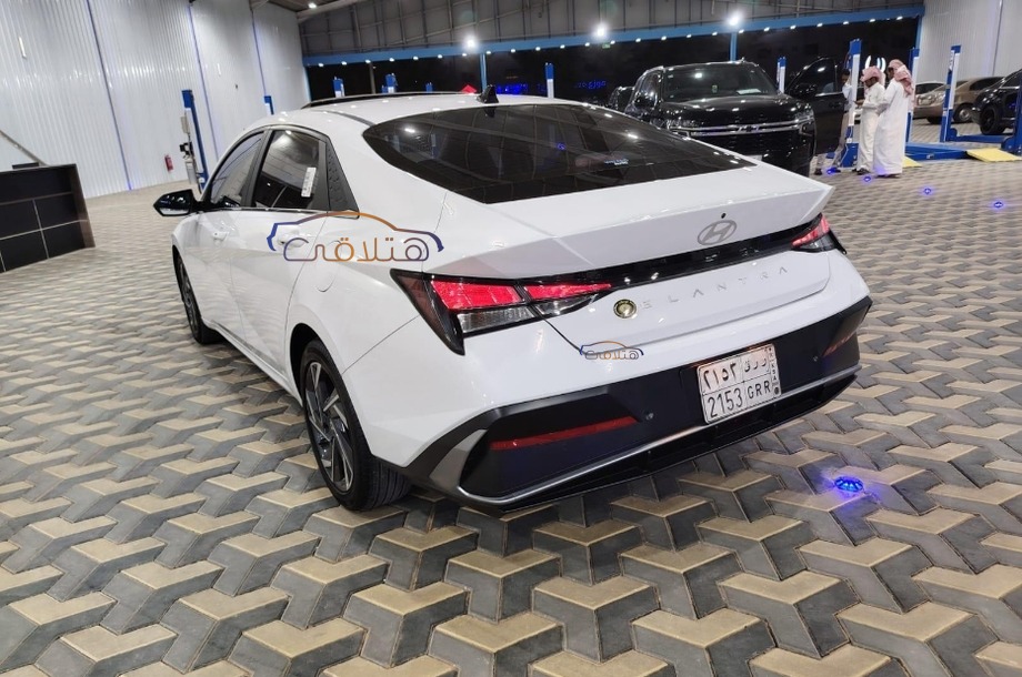 Elantra Hyundai أبيض