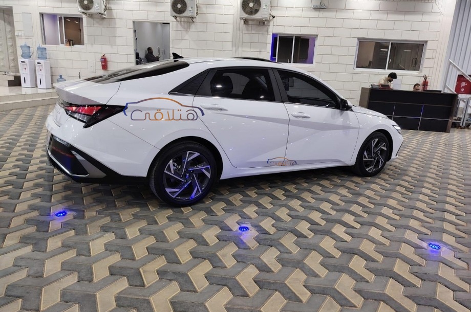 Elantra Hyundai أبيض