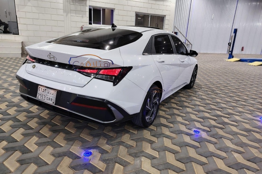Elantra Hyundai أبيض