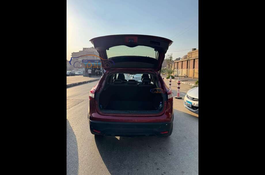 Qashqai Nissan احمر
