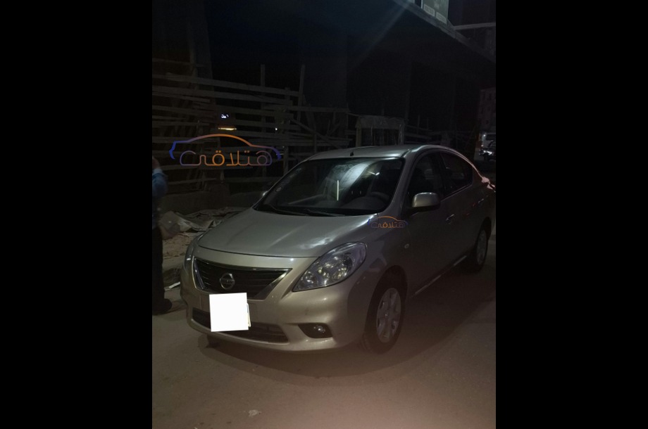 Sunny Nissan ذهبي