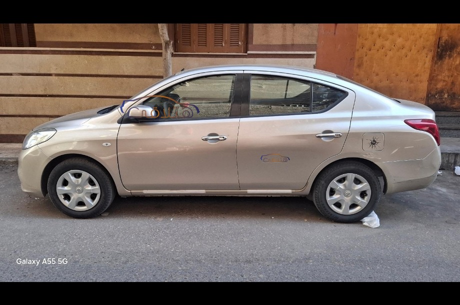 Sunny Nissan ذهبي