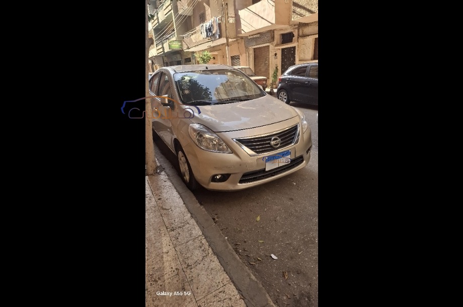 Sunny Nissan ذهبي