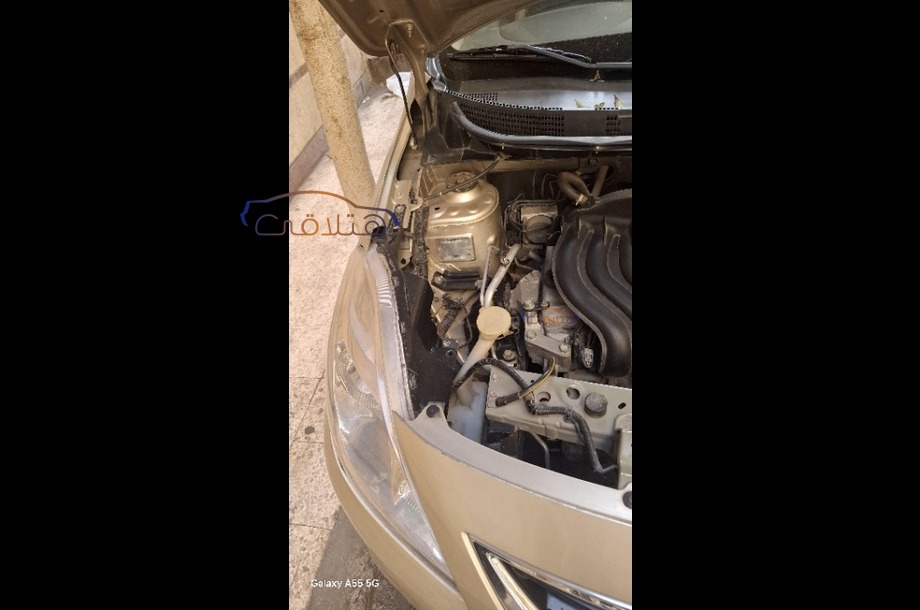 Sunny Nissan ذهبي