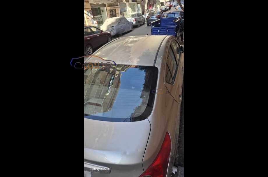 Sunny Nissan ذهبي