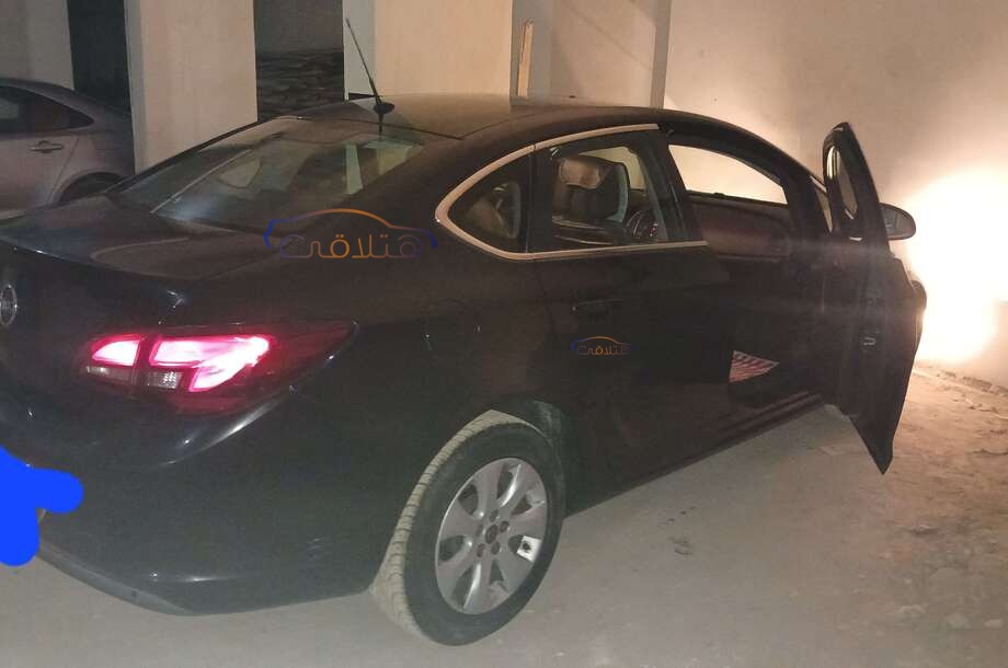 Astra Opel أسود
