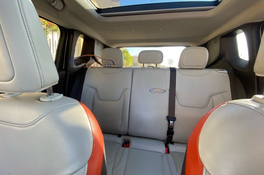 Renegade Jeep أبيض