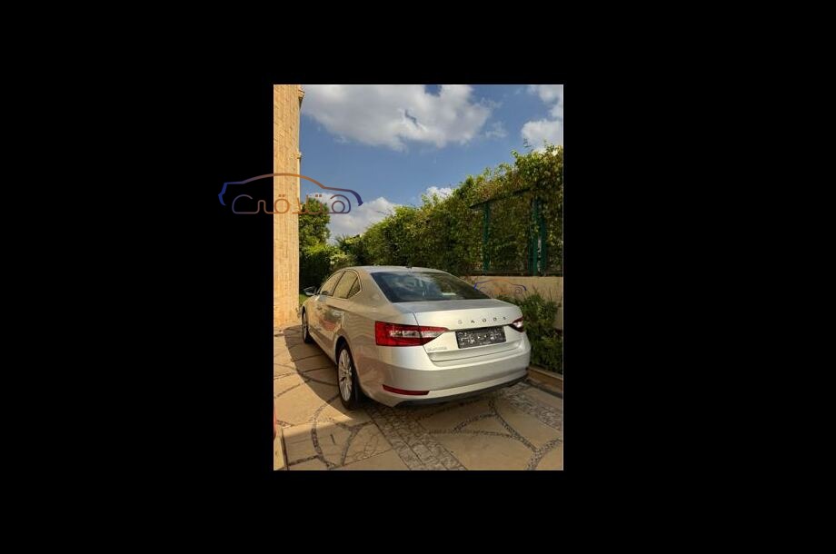Superb Skoda فضي