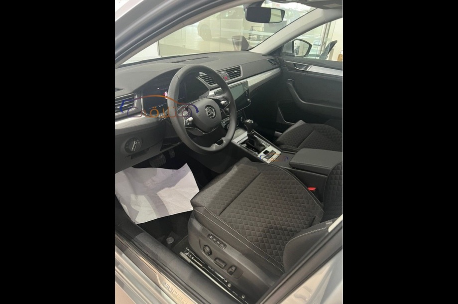 Superb Skoda فضي