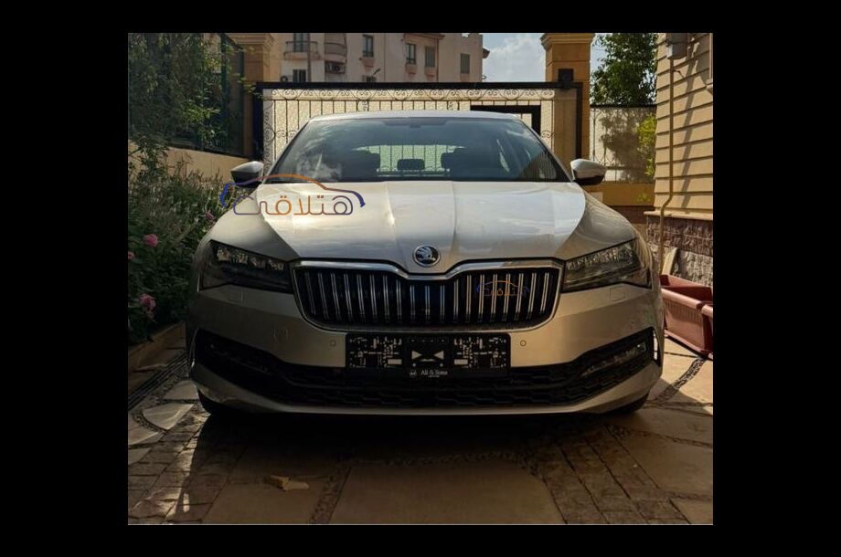 Superb Skoda فضي