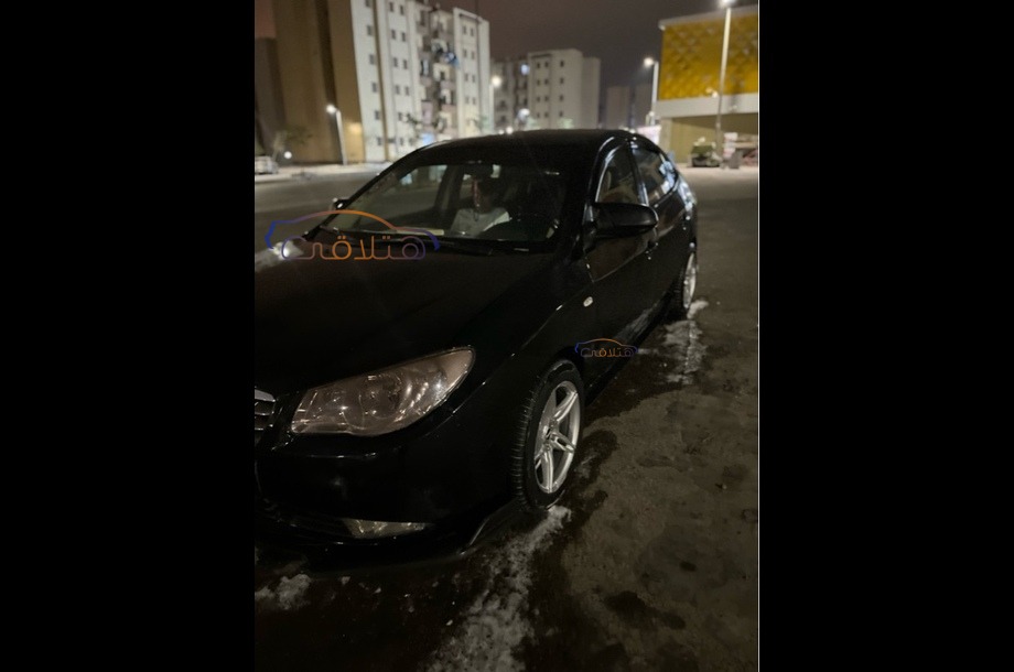 Avante Hyundai أسود