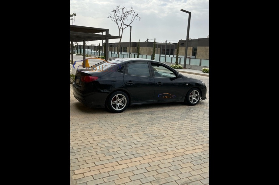 Avante Hyundai أسود