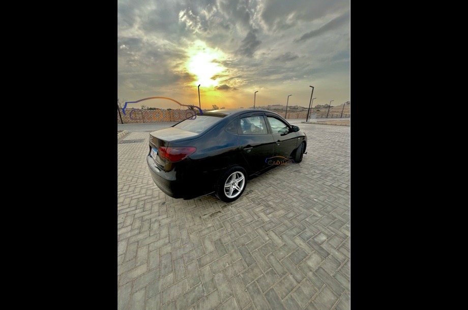 Avante Hyundai أسود