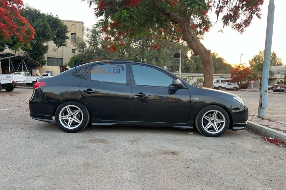 Avante Hyundai أسود