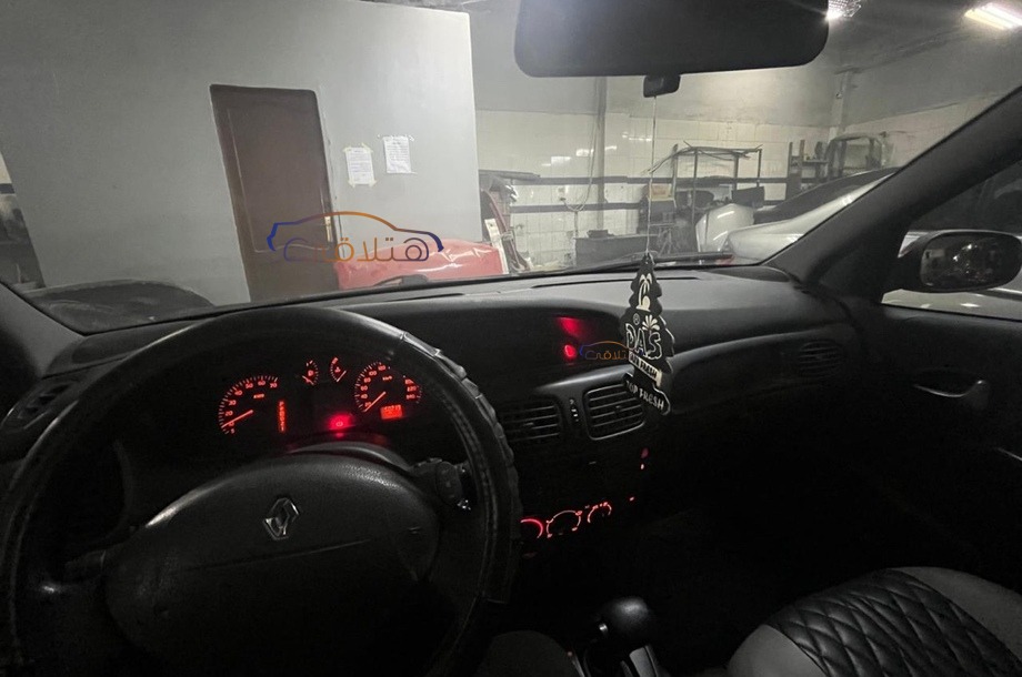 Clio Renault احمر