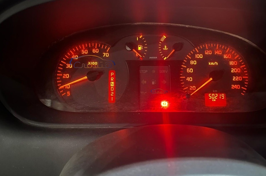 Clio Renault احمر