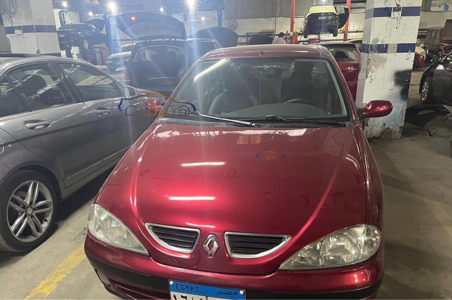 Clio Renault احمر