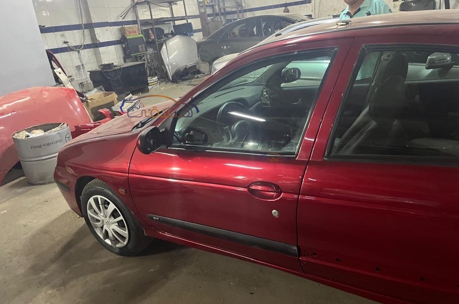 Clio Renault احمر