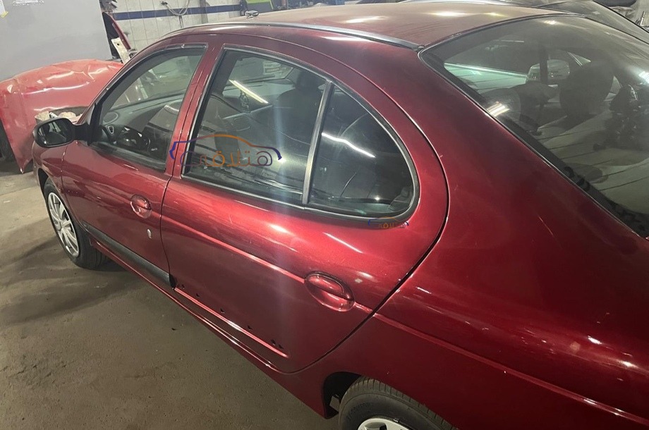 Clio Renault احمر