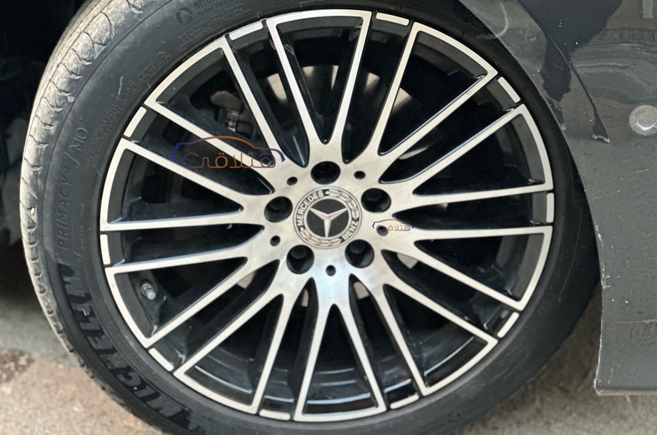 C 180 Mercedes أسود