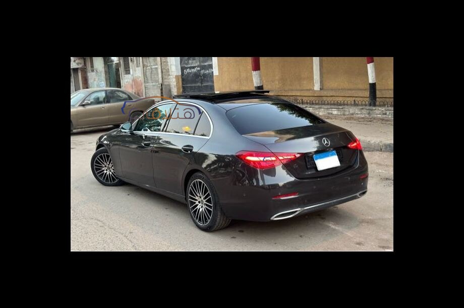 C 180 Mercedes أسود