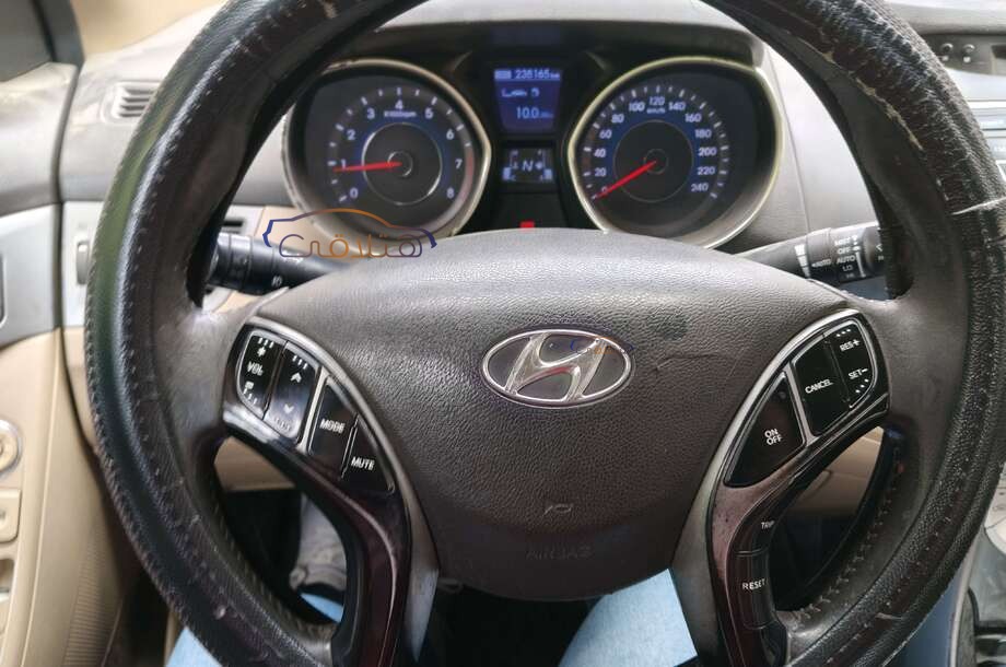 Elantra MD Hyundai أسود